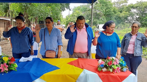 La presidenta de Inifom en el momento de oración durante el lanzamiento de obras en el camino adoquinado que interconectará a los municipios de La Paz Centro y El Rosarios
