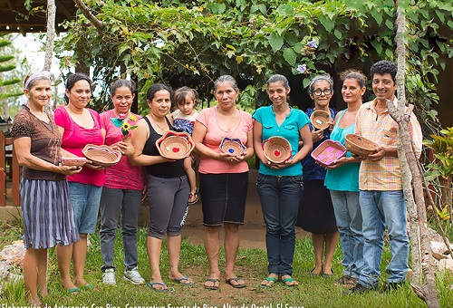 Una tarea que requiere gran laboriosidad es el trabajo con acuicolas de pinos; eso es lo que hace un grupo de mujeres cooperadas en Los Altos de Ocotal