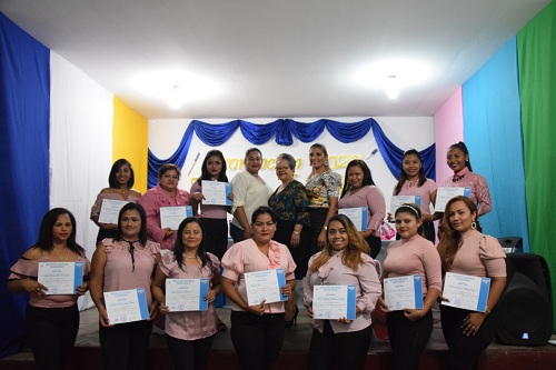 Chinandega: Entrega de certificados a egresados del curso de decoración y embellecimiento de uñas
