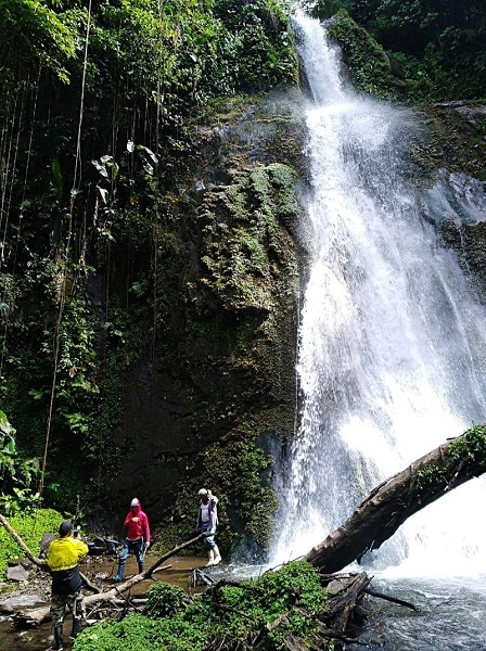 El Salto Parpar en una finca privada en la comunidad Santa Fe, tiene una caída de agua de  50 metros, situada 18 kilómetros de Ayapal.