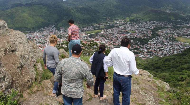 Divisando la ciudad de Las Brumas desde el atractivo turístico El Cerro de La Cruz