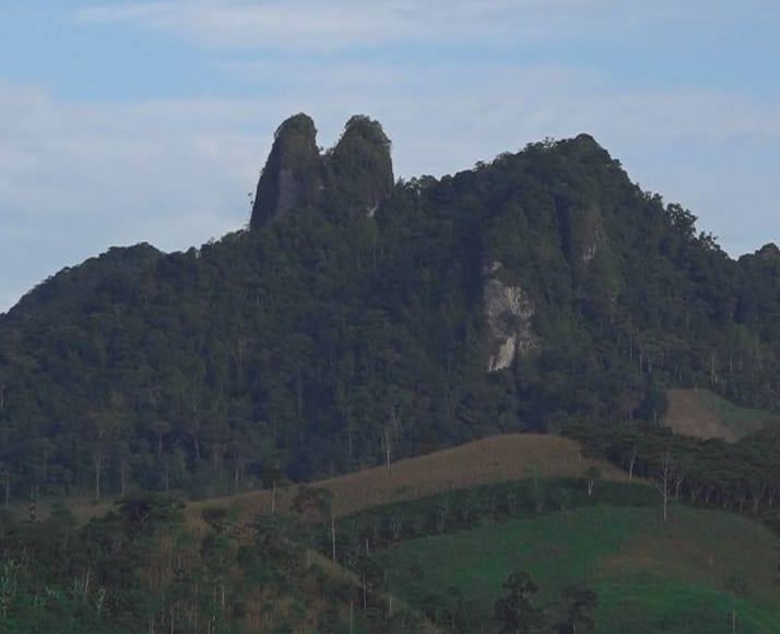  Las Piedras del Lebay, dos formaciones rocosas en la cúspide montañosa, que los aficionados al alpinismo no dudarán en desafiar a la escalada.