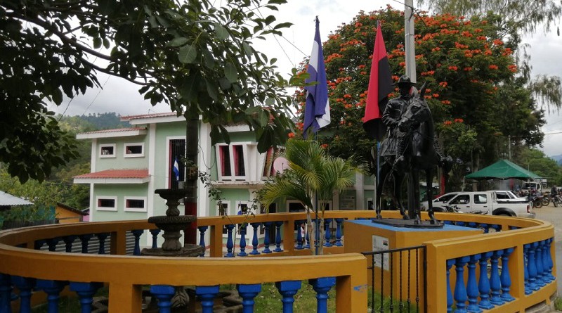 Monumento al General  Sandino, al fondo se observa la  alcaldía