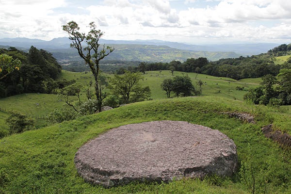 La Rueda en El Castillito, denominada así por su forma circular  también es conocida como la Piedra Redonda, se cree que por su posición hacia el Este fue un sitio ceremonial dedicado al sol .