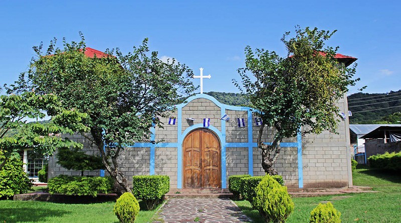 Iglesia católica San Isidro Labrador con toque de identidad