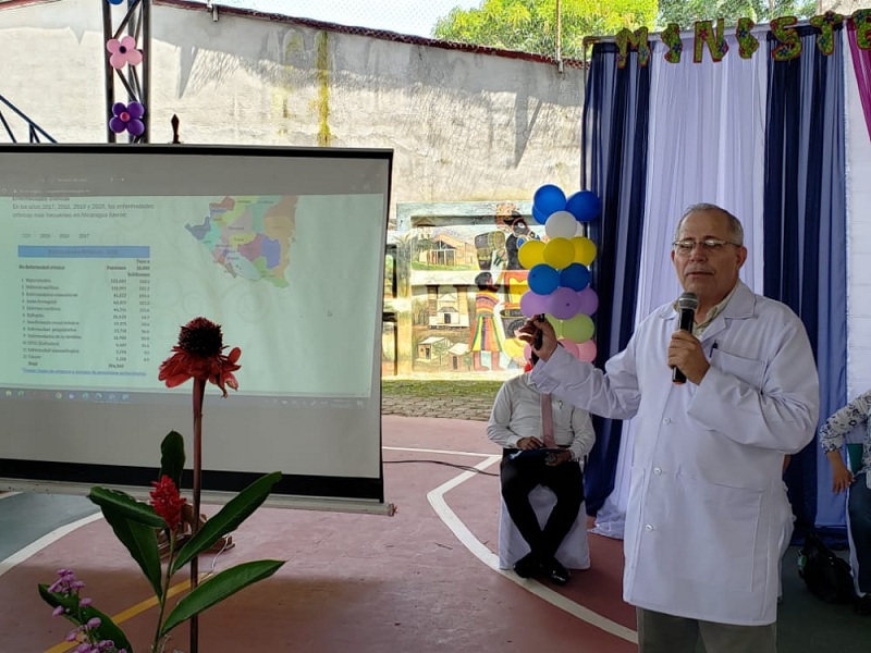 El doctor Carlos Sáen Secretario general del Minsa presenta el Mapa de Salud a la población de Waslala