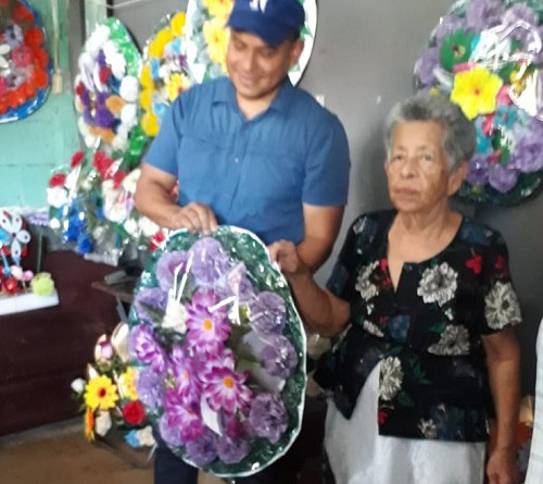Emprendimiento de la señora Esmelda Guzmán una activa florista con treinta años de experiencia en elaboración de  flores de tela, plástico con las que arma  coronas y floreros.