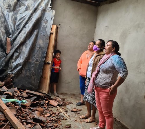 Alcaldesa de Palacaguina observaun techo colapsado durante su visita a las comunidades El Ríito y La Concepción