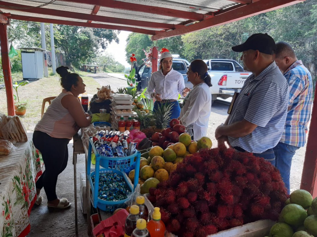 Una vistosa venta de frutas de Odalis Urbina