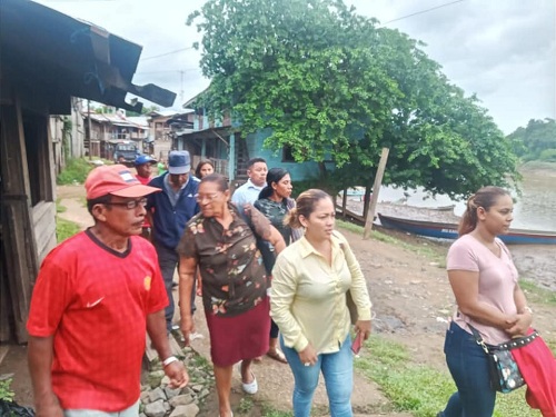 Alcaldesa de Prinzapolka visita a familias del barrio Punta Caliente