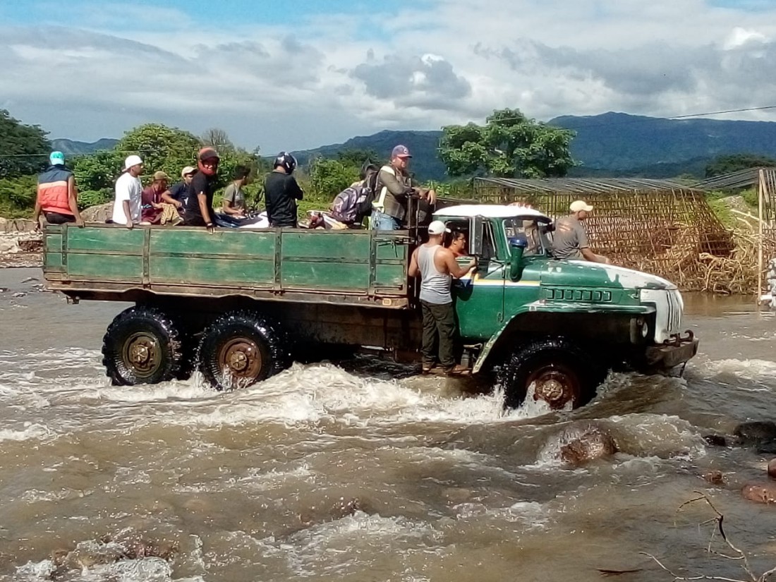 San Juan de Limay: Camión transporta  a pobladores del casco urbano que habían quedaron varados en la comunidad Mateare por la crecida del río