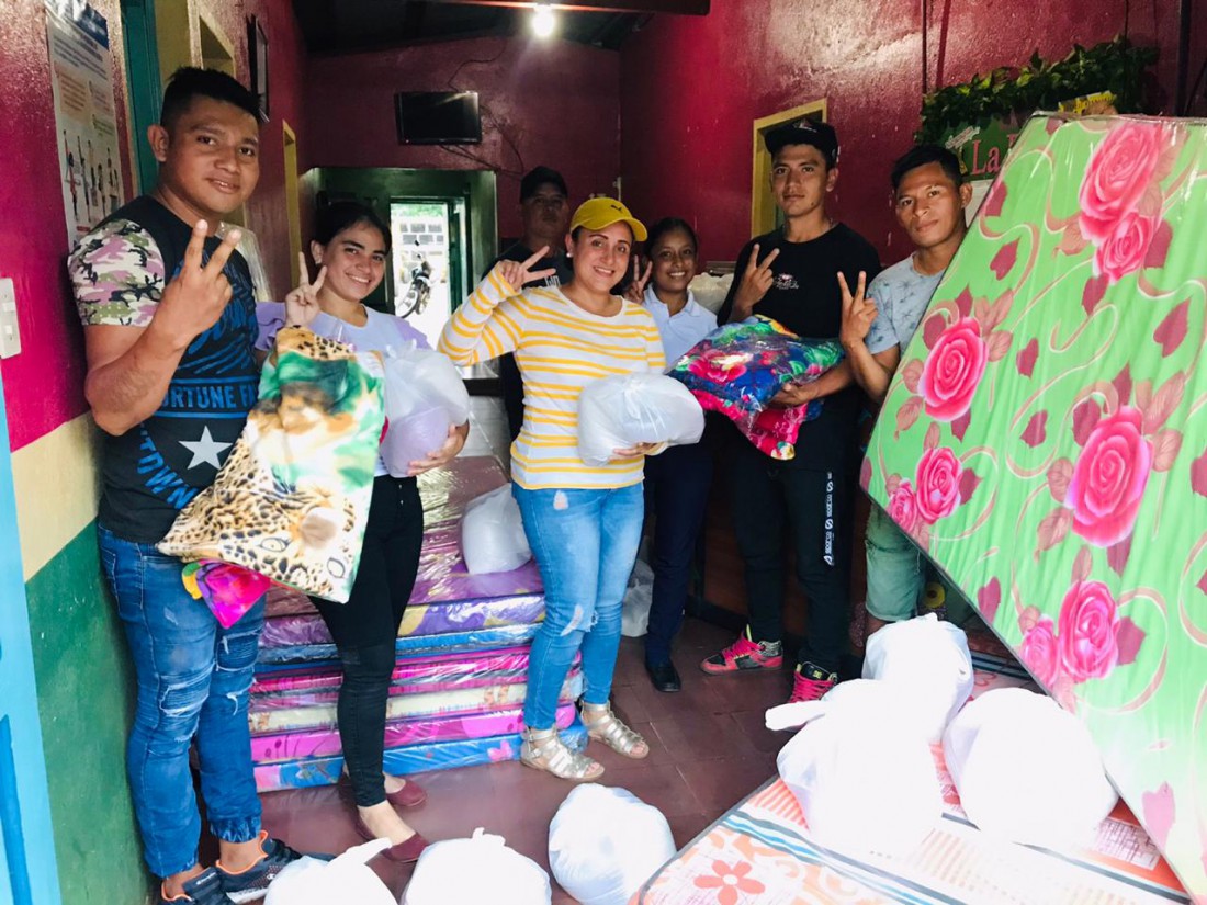 La Paz Centro: Jóvenes reciben de la alcaldía dotación de  alimentos, colchones y frazadas para personas en estado  crítico post Iota.