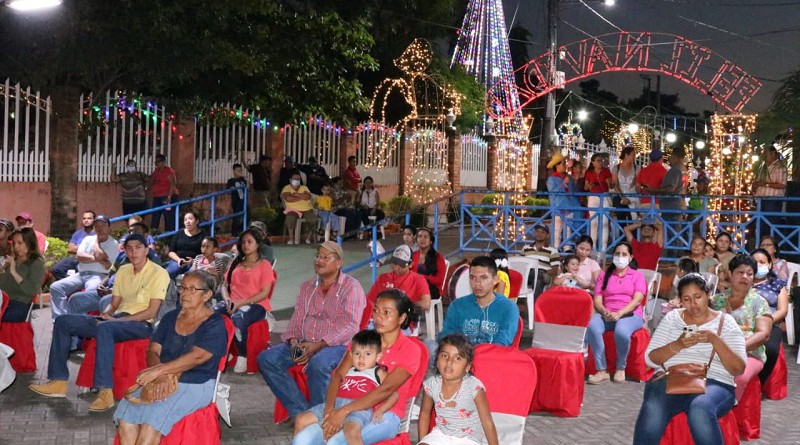 Pobladores de El Sauce en el acto de entrega de reconocimiento a los tres municipios con mejores ambientes navideños
