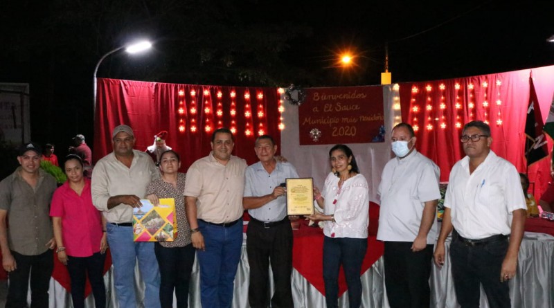 Equipo municipal de El  Sauce sostiene la placa de reconocimiento por ser el mejor municipio con ambiente navideño
