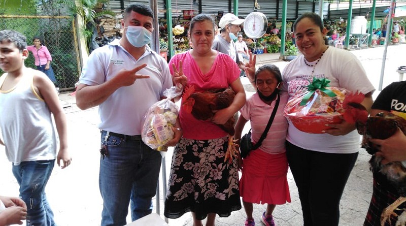 Protagonistas ganadores del concurso el gallo y gallina más gorda en mercado de Somoto