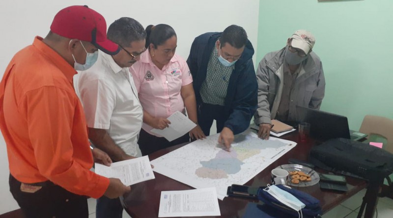  Somoto: La alcaldesa Dania Martínez con el mapa de caminos que la comuna  restaura  en articulación con el MTI