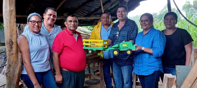 La foto capta al compañero Henry haciendo presencia directa en el taller del artesano de la madera Francisco Arreata  en la comunidad El Pozo, acompañando a la presidenta del Inifom, Guiomar Irías el pasado 6 de noviembre en su recorrido institucional en Quezalguaque.