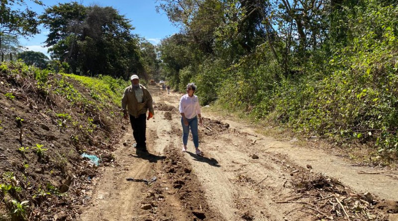 Santa Teresa: la alcaldesa  Yamilet Fonseca, supervisa obras de reparación de camino Las Marías.