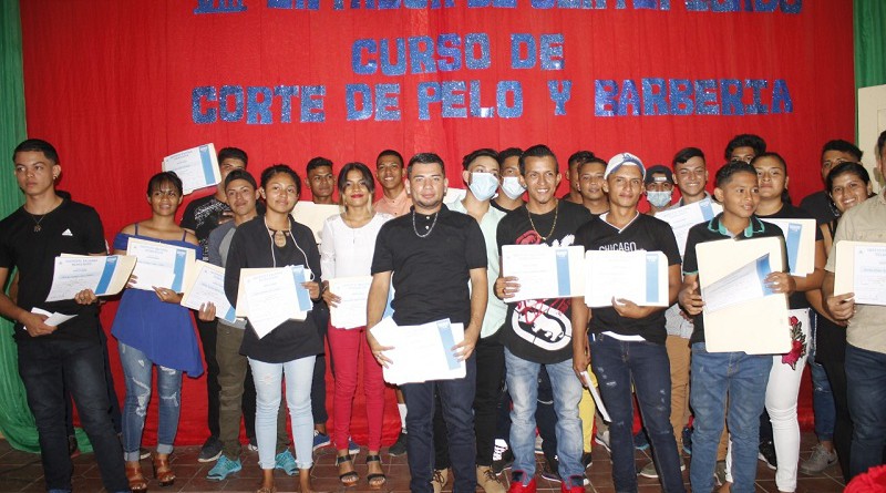 Jóvenes del programa  por una cultura de paz reciben certificados del curso de corte de cabello y barbería otorgado por la escuela  municipal de oficio de Nagarote