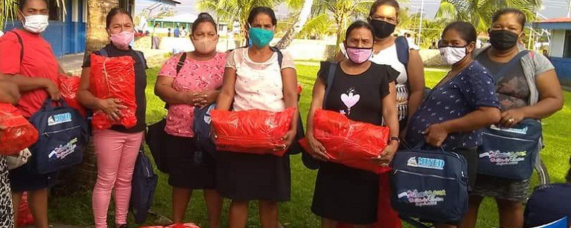 Docentes de Desembocadura del Río Grande  con sus materiales escolares y maletín sanitario