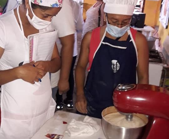En la escuela municipal  de oficios de Masatepe en el curso de pastelería
