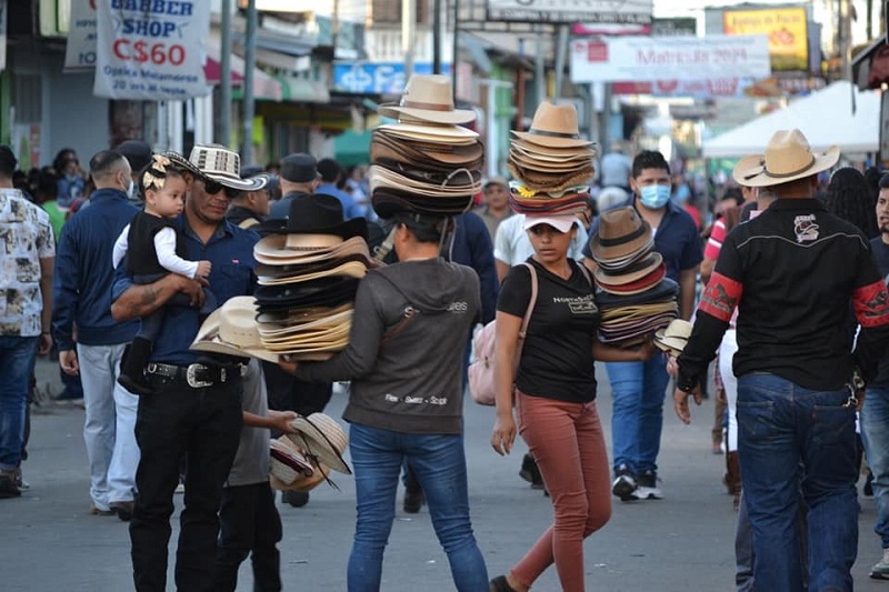 Actividad comercial durante la cabalgata en Estelí