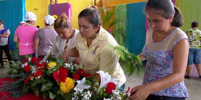 Aprendiendo artes florales en la  escuela municipal de oficios de Masatepe