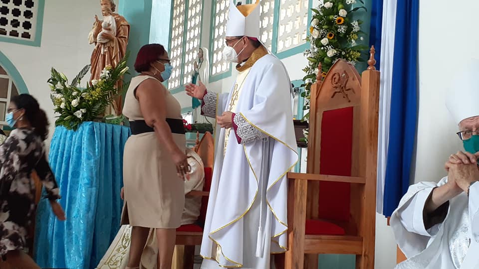  Vicealcaldesa  Carla Martin con el recién consagrado Obispo