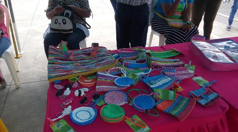 Mujeres tejedoras de comunidades aledañas a Chacocente, elaboran estos bolsos con plástico reciclado, evitando que el material lo coman las tortugas. Una forma de sacar provecho con sostenibilidad en una zona protegida.