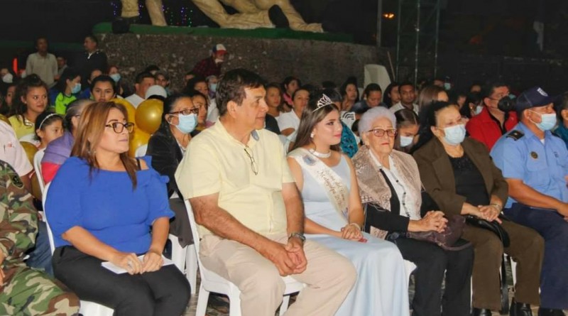 En el lanzamiento, el alcalde Zadrah Zeledón y la musa dariana 2021, acompañan a ciudadanos matagalpinos