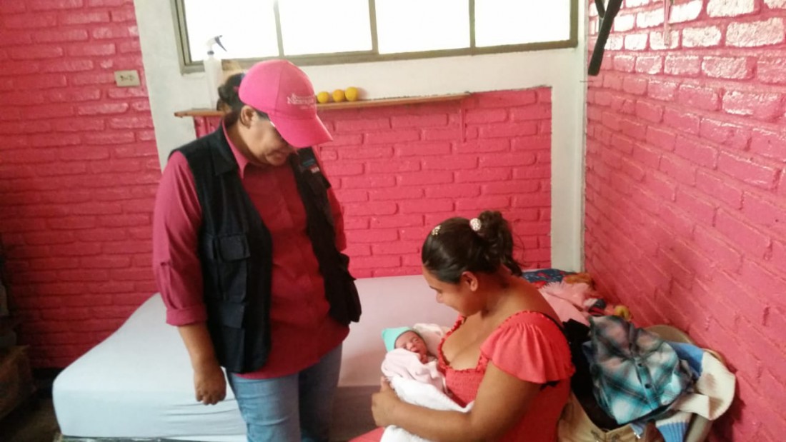 Con una mamá  que recién dio a luz en la unidad de salud municipal y ahora se restablece en la casa materna