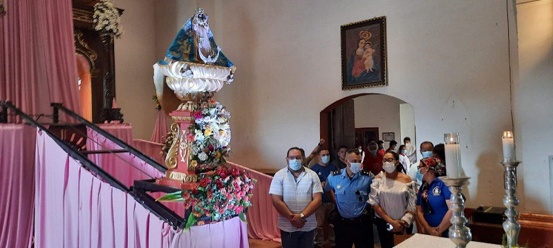 Las actividades religiosas iniciaron con la bajada de la virgen del lugar que ocupa todo el año en el altar mayor.