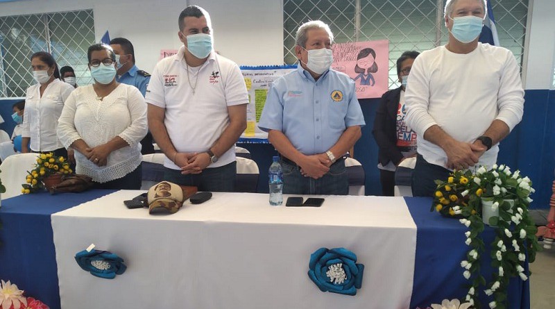 El doctor Guillermo González de Sinapred  el alcalde Fermín Romero entre otros acompañaron la inauguración del año escolar en Rosita