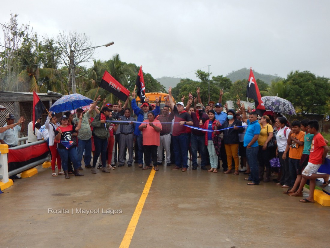 Inauguración del puente vehicular y peatonal en el barrio Sol de Libertad en Rosita: