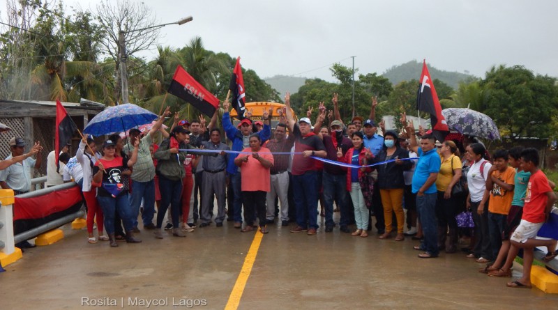 Inauguración del puente vehicular y peatonal en el barrio Sol de Libertad en Rosita: