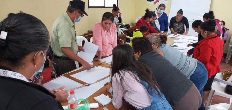 En la Escuela municipal de Oficios de Jinotega los cursos arrancaron con 300 alumnos.La  foto capta una clase de corte y confección