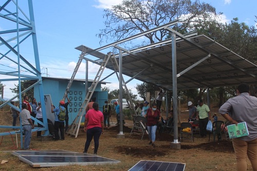 Instalación del equipo solar en la caseta del Caps de Paso Benito  jurisdicción de Quezalguaque