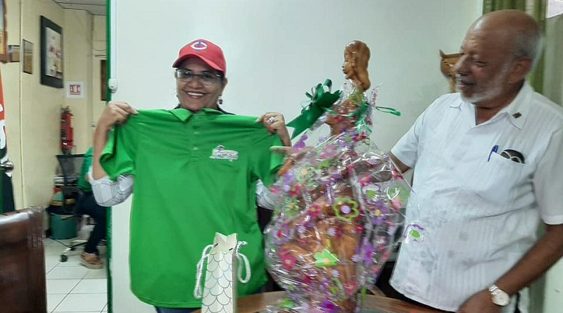 El alcalde de Juigalpa, Erwing De Castilla entrega  a  la presidenta del Inifom, una camiseta promocional del proyecto Geoparque Serranías de Amerrique. 