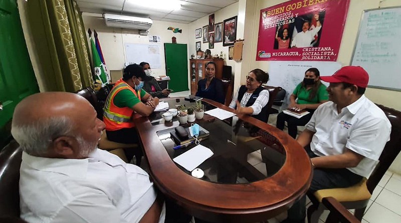 La presidenta del  Inifom, Guiomar Irías en sesión con el equipo municipal de Juigalpa