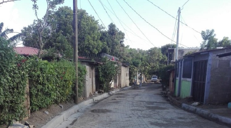 Jinotepe: Dos calles adoquinadas en el barrio   Cruz de Guadalupe.