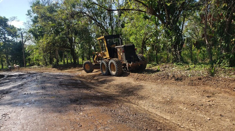 Equipo en labores en caminos rurales de El Coral