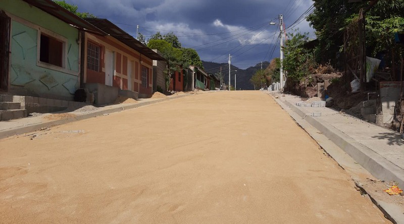 El gobierno local de Somoto, adoquinó una calle en el barrio  Amado Palma.