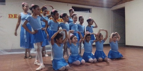 Grupo de la escuela de Ballet Ketzal en Wiwilí, Jinotega
