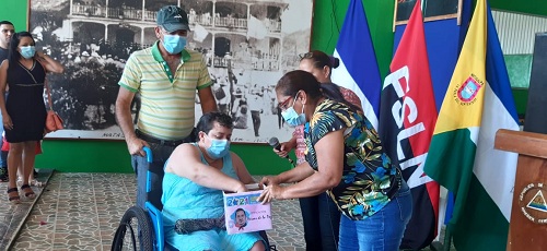 Protagonista saca el número del que será su terreno en la Lotificación Héroes de  la paz en Matagalpa