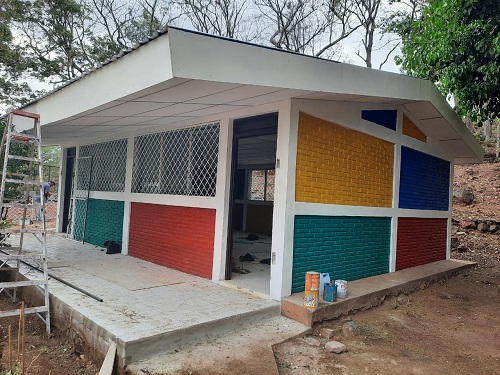 En la comunidad Calabaceras en Macuelizo, el gobierno local restauró el centro escolar.
