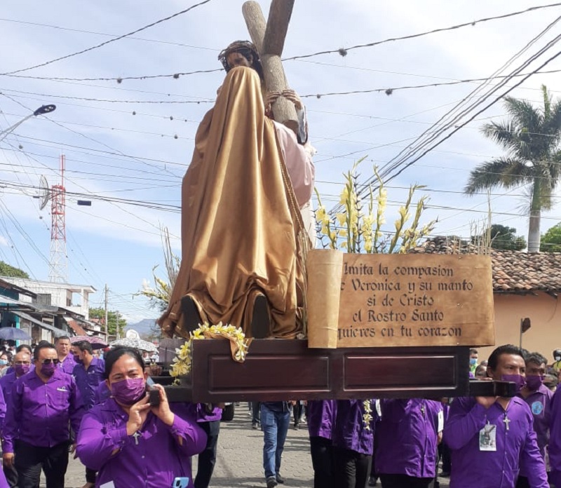 La alcaldesa de Somoto Dania Martínez, carga las andas procesionales de Jesús Nazareno