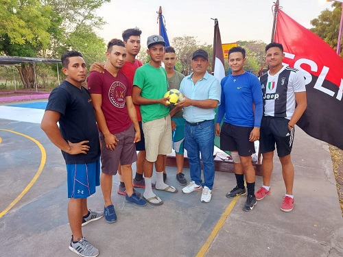 Jóvenes entusiastas reciben cancha en la comunidad Los Terreros en Larreynaga
