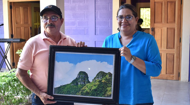 Un presente con el monolito Cerro Santo Domingo, un atractivo turístico de la localidad