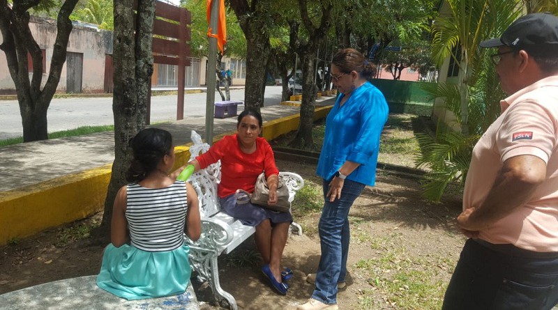 Interactuando con protagonistas en el parque municipal