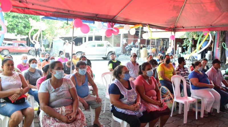 Comerciantes de los mercados de Chinandega durante el lanzamiento de las promociones de descuentos en esos centros con motivo del Día de la Madre